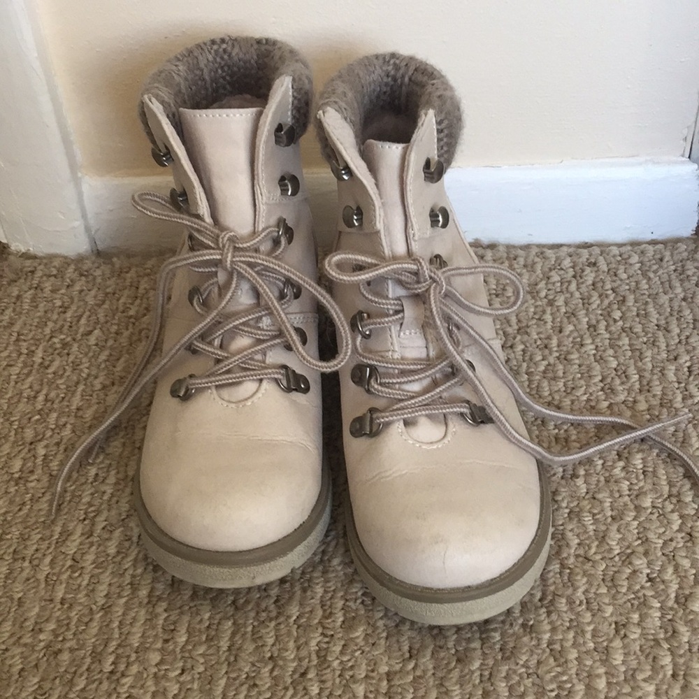 Lace-up ankle boots.